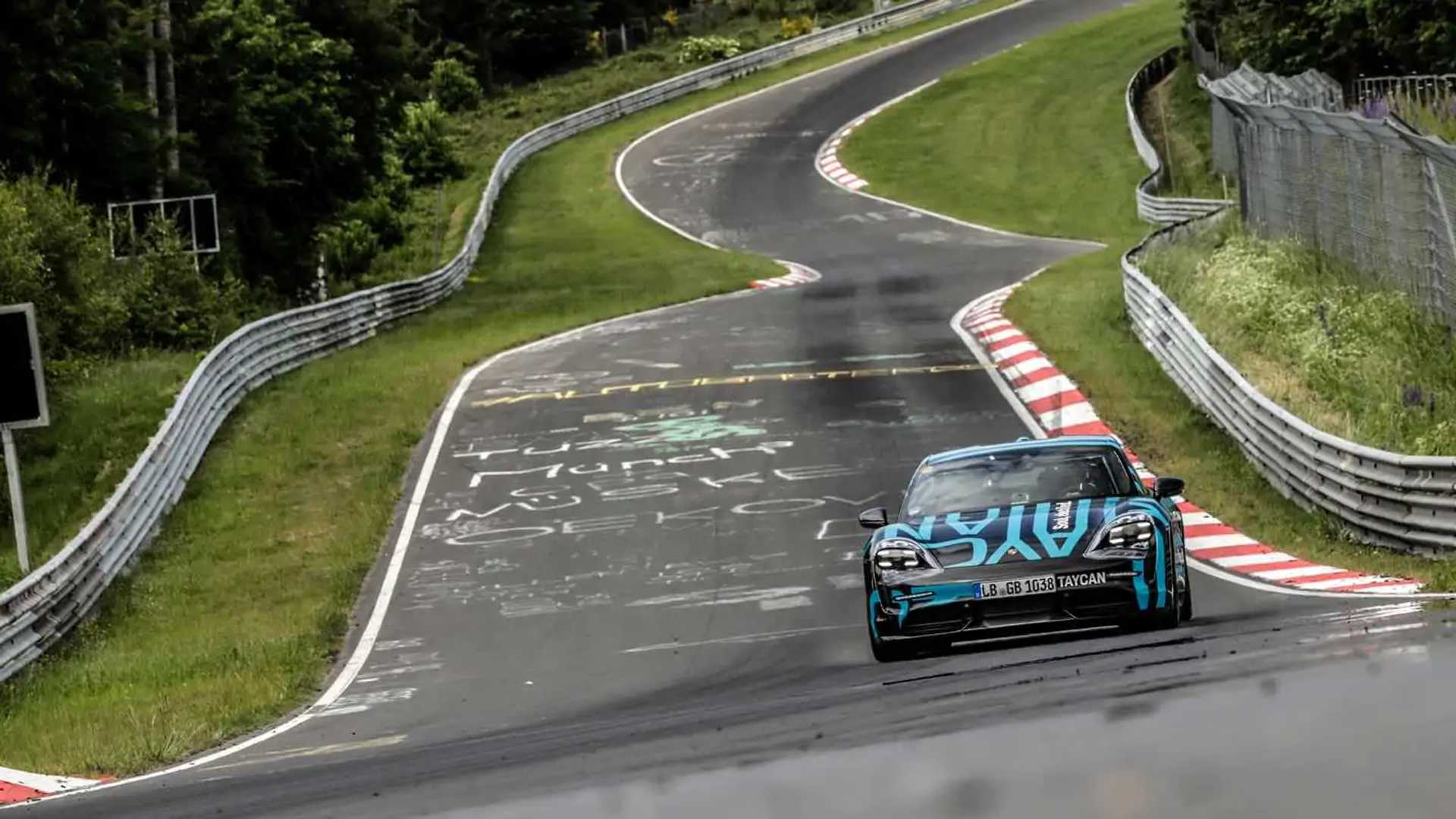 Porsche Taycan Nurburgring Stefan Weckbach e Lars Kern