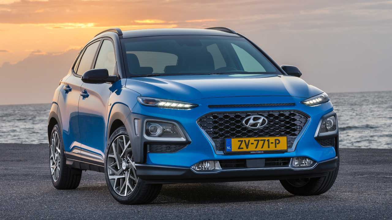 Toyota C-HR Hybrid restyling vs Hyundai Kona Hybrid