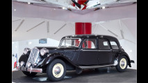 Sagt Ihnen der Name Rene Coty etwas? Nein? Da sind Sie sicher nicht der Einzige. Coty war Vorgänger von de Gaulle als französischer Staatspräsident. Er begründete mit diesem 15H die Tradition von Citroën-Staatslimousinen in Frankreich.