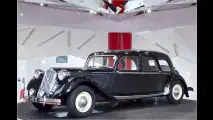 Sagt Ihnen der Name Rene Coty etwas? Nein? Da sind Sie sicher nicht der Einzige. Coty war Vorgänger von de Gaulle als französischer Staatspräsident. Er begründete mit diesem 15H die Tradition von Citroën-Staatslimousinen in Frankreich.