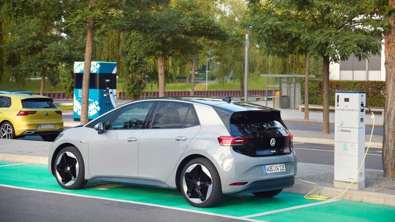 Volkswagen  e Waze: una partnership per la ricarica facile