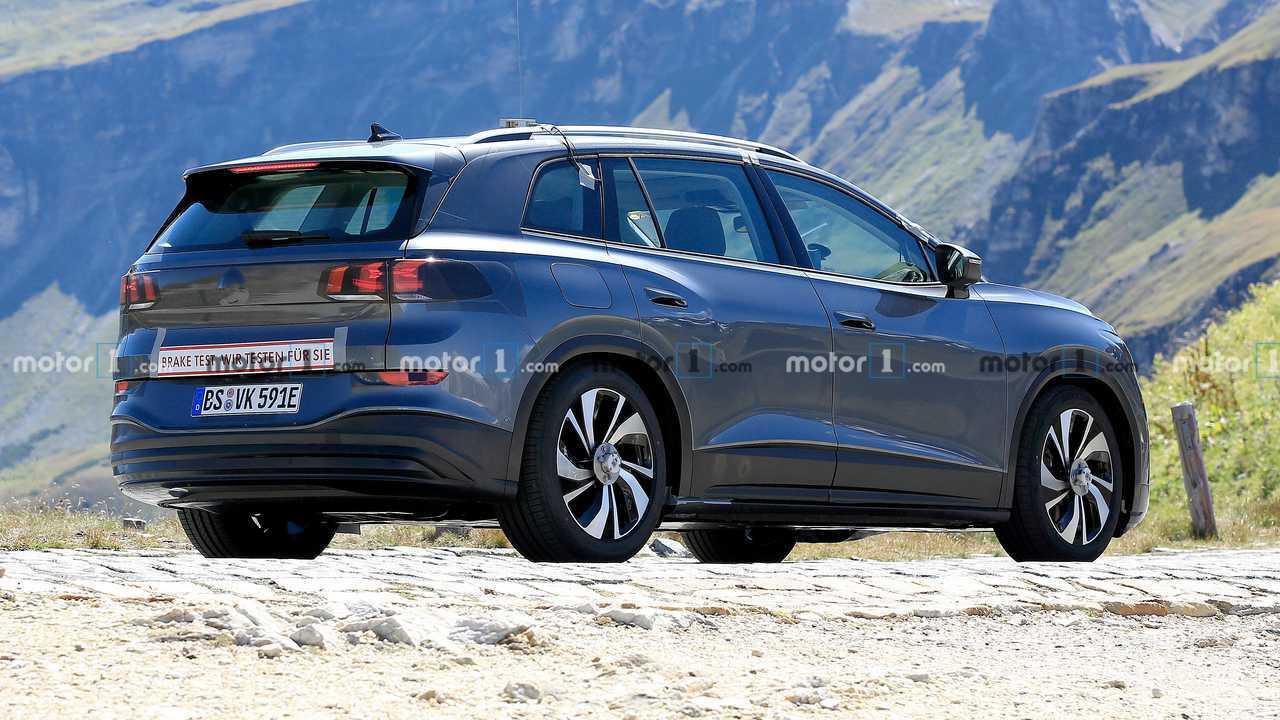 Volkswagen ID.6 Spy Shots posteriore a tre quarti