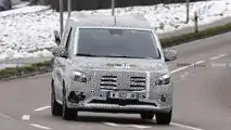Mercedes-Benz T-Class nuova foto spia (anteriore tre quarti)