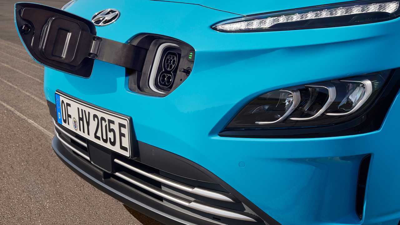 Hyundai Kona Elektro (2021): Der Ladeport an der Front