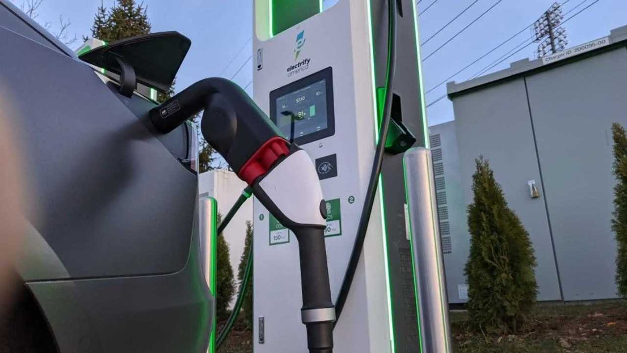 ilustrasi pertama pengisian bateri tesla