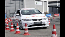 Beim Honda Racing Slalom wird ein Civic Type R durch einen engen Kegel-Parcours gescheucht