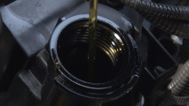 Come si controlla il livello dell'olio motore