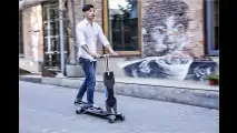 Q3 mit Longboard für die Stadt