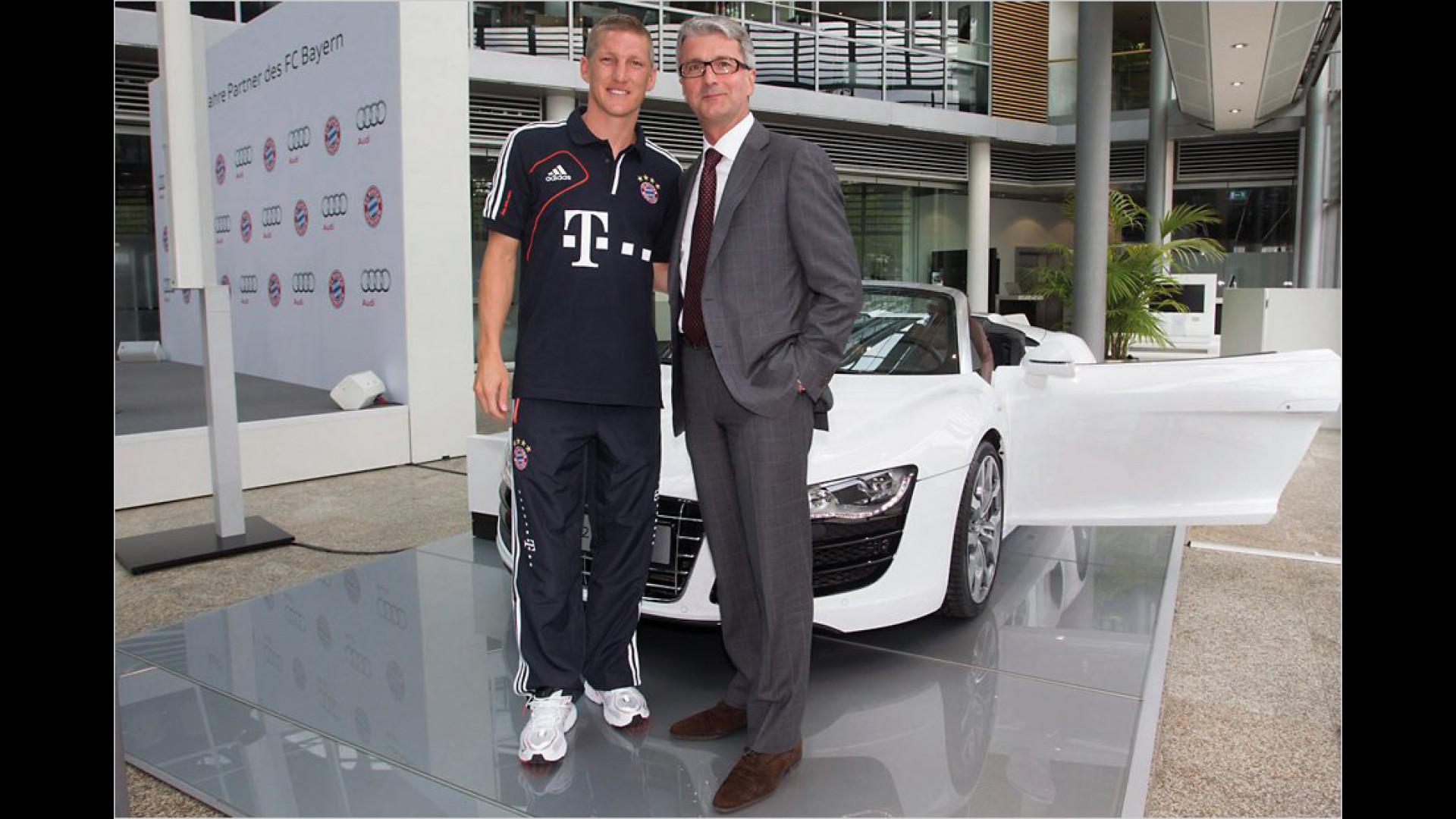 Die Autos der Fußball-Stars | Motor1.com Bilder