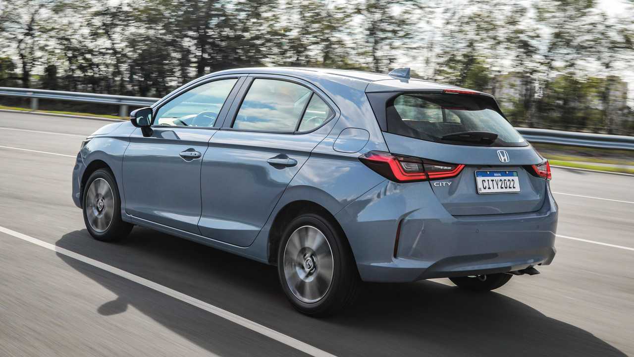 Honda City Hatchback 2022 - Em movimento de traseira