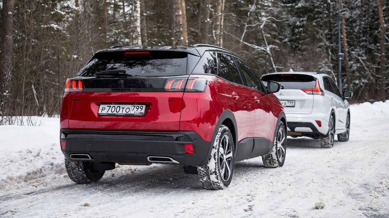 Mitsubishi Eclipse Cross и Peugeot 3008 в три четверти сзади