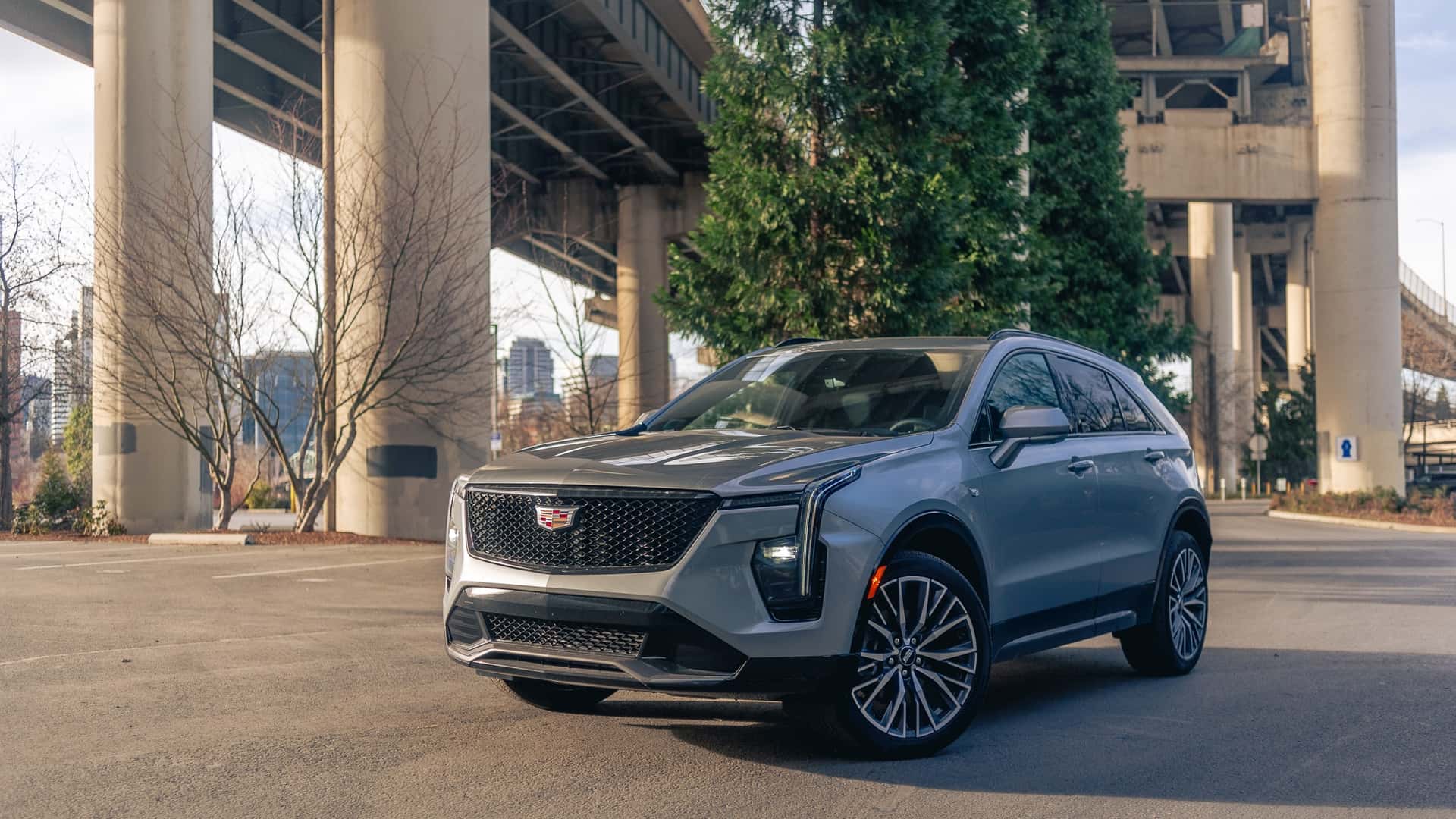 https://cdn.motor1.com/images/mgl/E638Yo/s1/2024-cadillac-xt4-350t-awd-argent-silver-metallic.jpg