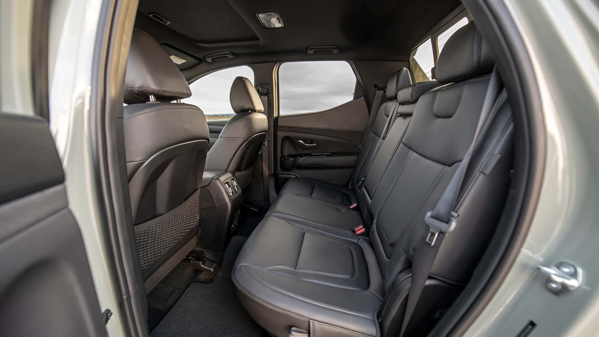 https://cdn.motor1.com/images/mgl/E63xWw/s1/2025-hyundai-santa-cruz.jpg