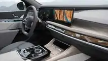 BMW i7 curved screen