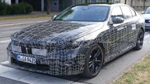2023 BMW Serie 5 con luci di produzione foto spia