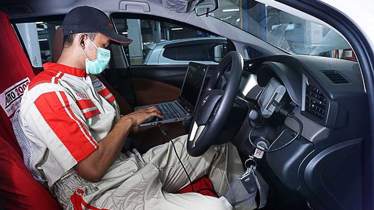 Ilustrasi mekanik Auto2000 memperbaiki electric power steering pada mobil Toyota.