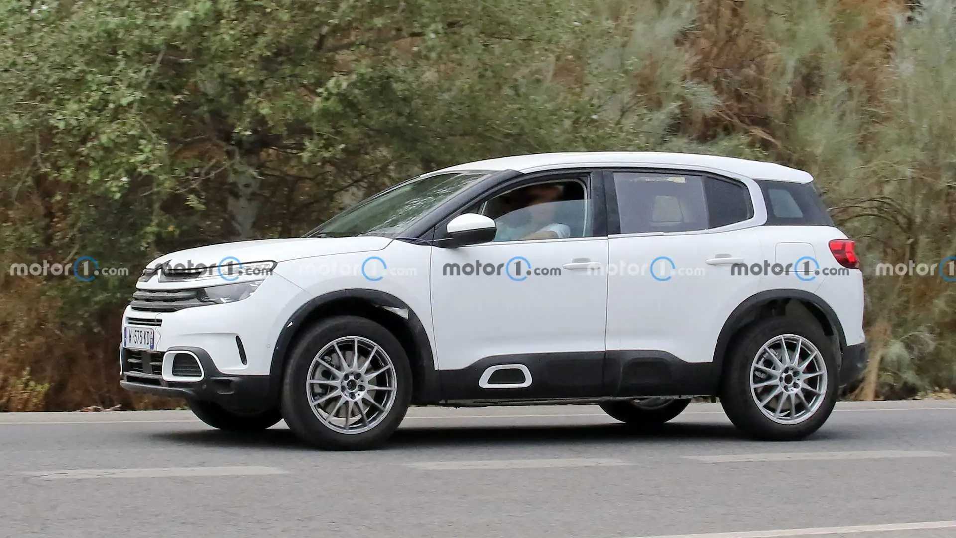 first-peugeot-3008-spy-shots.jpg