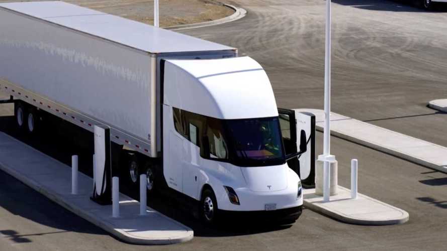 Tesla vuole produrre 100 camion elettrici semi nel 2022