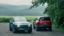 Rivian R1S in Rivian Blue und Red Canyon