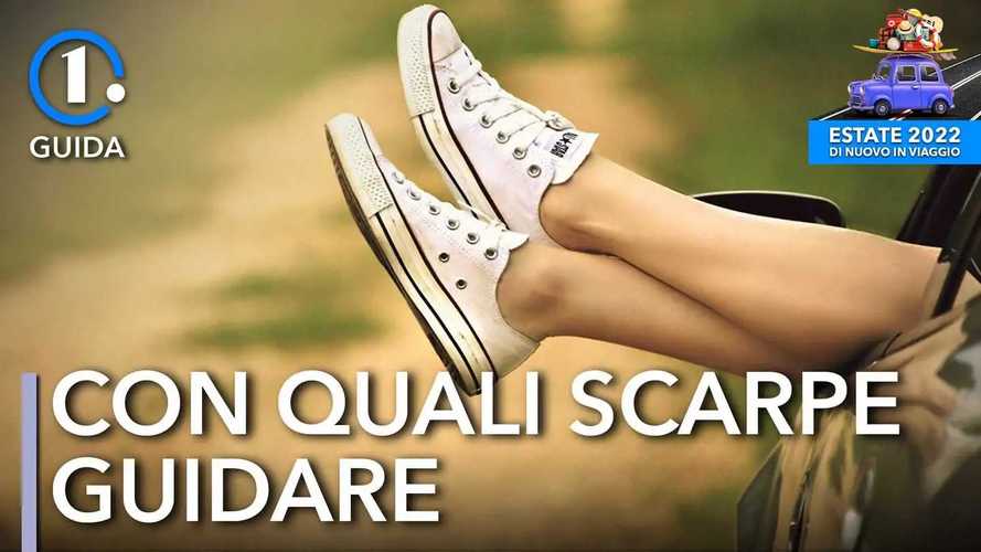 Guidare con sandali, ciabatte, piedi nudi: cosa si può fare o no