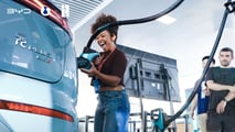 Nella fabbrica di auto BYD in Cina