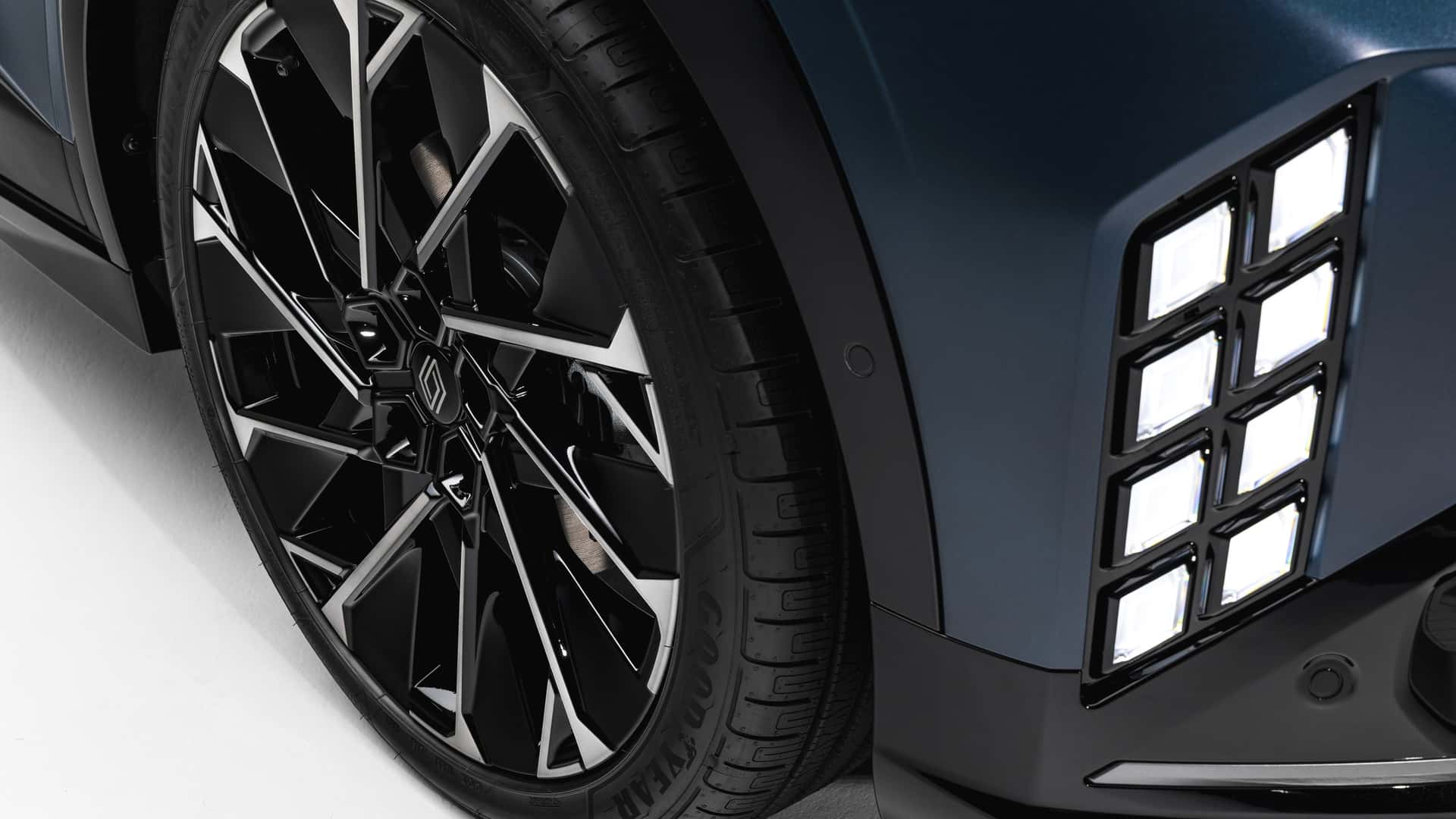 https://cdn.motor1.com/images/mgl/E6NGZN/s1/renault-megane-e-tech-2026.jpg