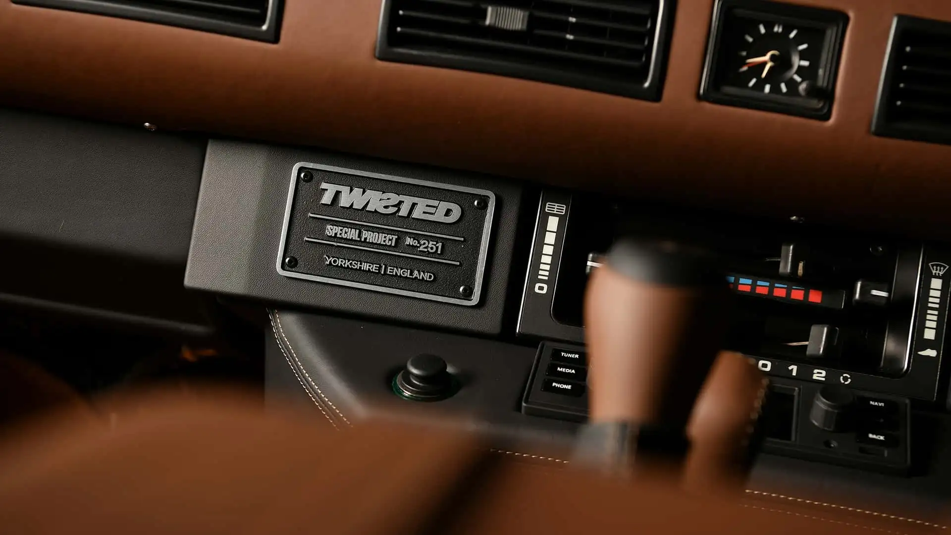 https://cdn.motor1.com/images/mgl/E6NLGo/s1/twisted-range-rover-classic-restomod-review.webp