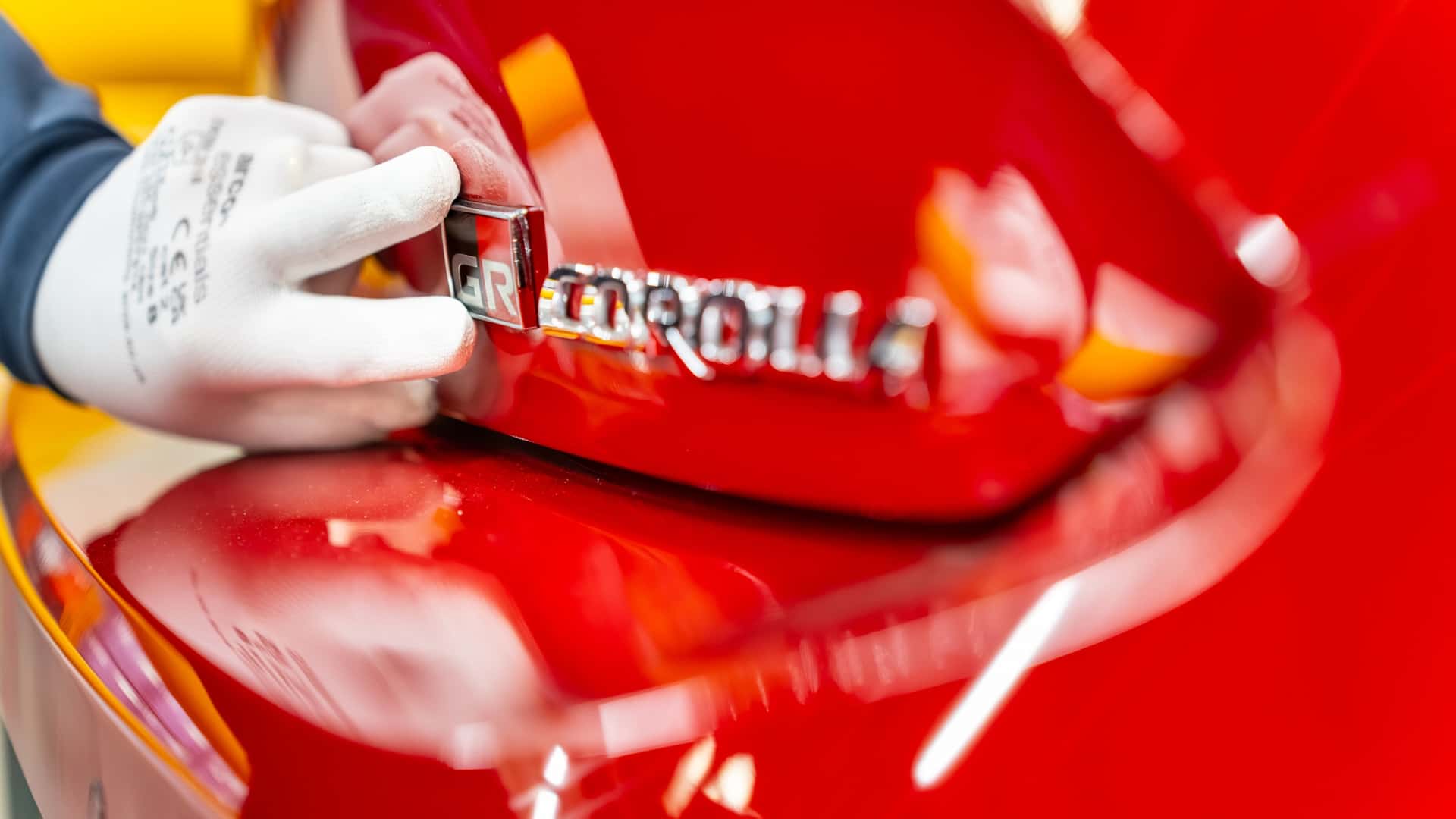 https://cdn.motor1.com/images/mgl/E6NLzv/s1/toyota-gr-corolla-uk-plant-tour.jpg