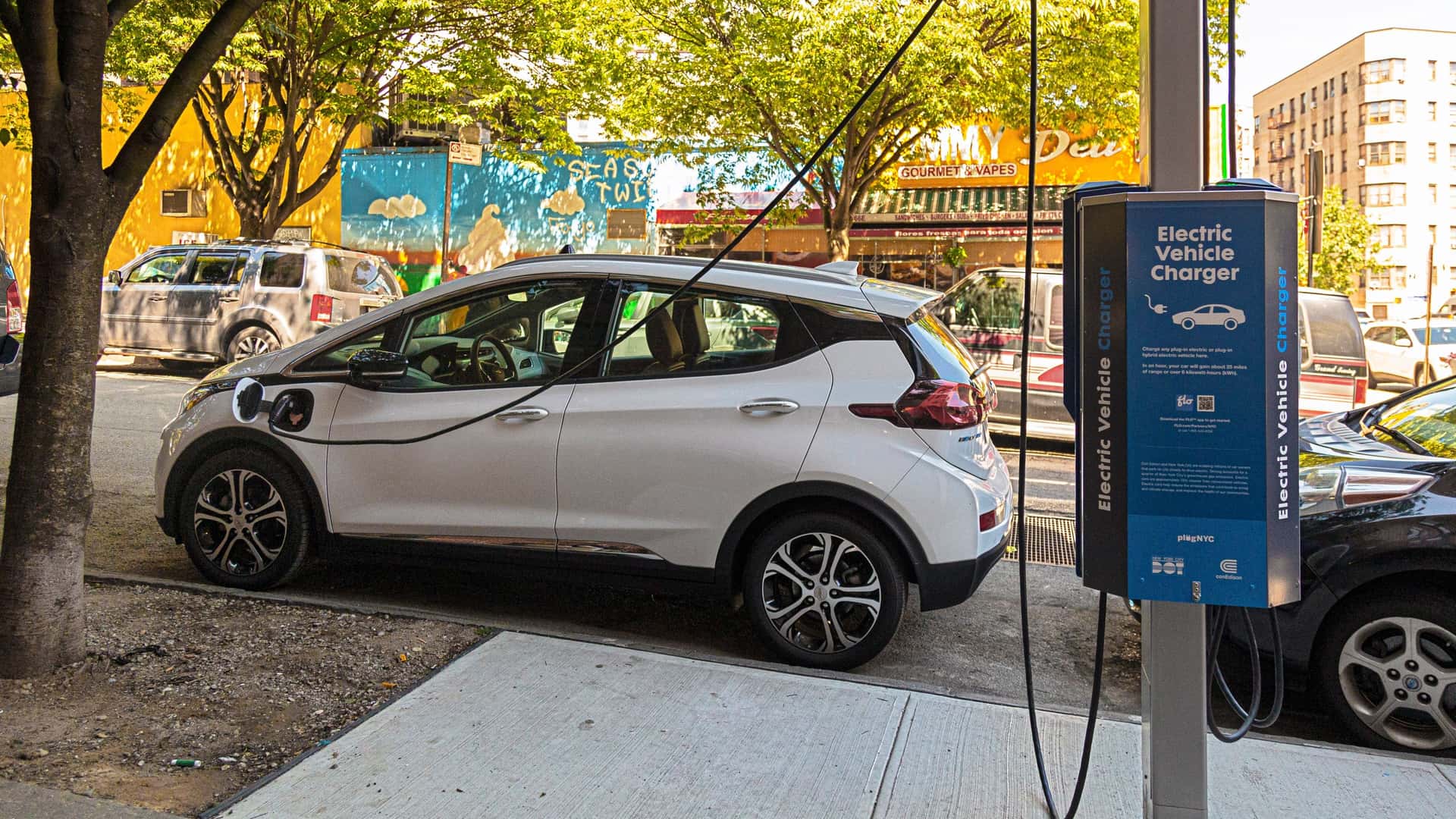 Nueva York Expande Masivamente la Infraestructura de Carga para Vehículos Eléctricos con 600 Nuevos Cargadores en la Vía Pública