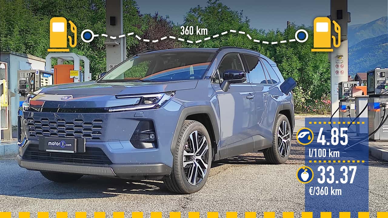 Der getestete Toyota RAV4 Hybrid (2026) an der Tankstelle