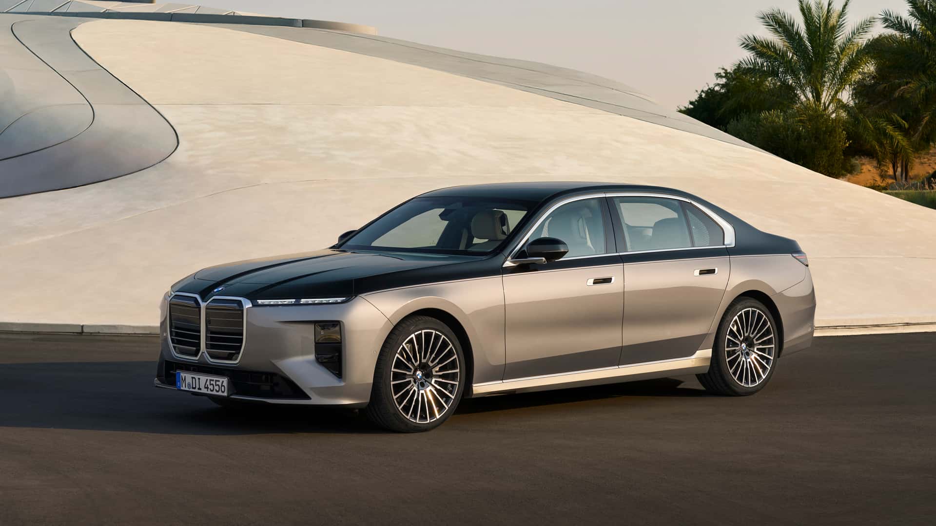 سيارة BMW السيدان الرائدة تحصل على ترقية داخلية كبيرة ومدى قيادة كهربائية أطول