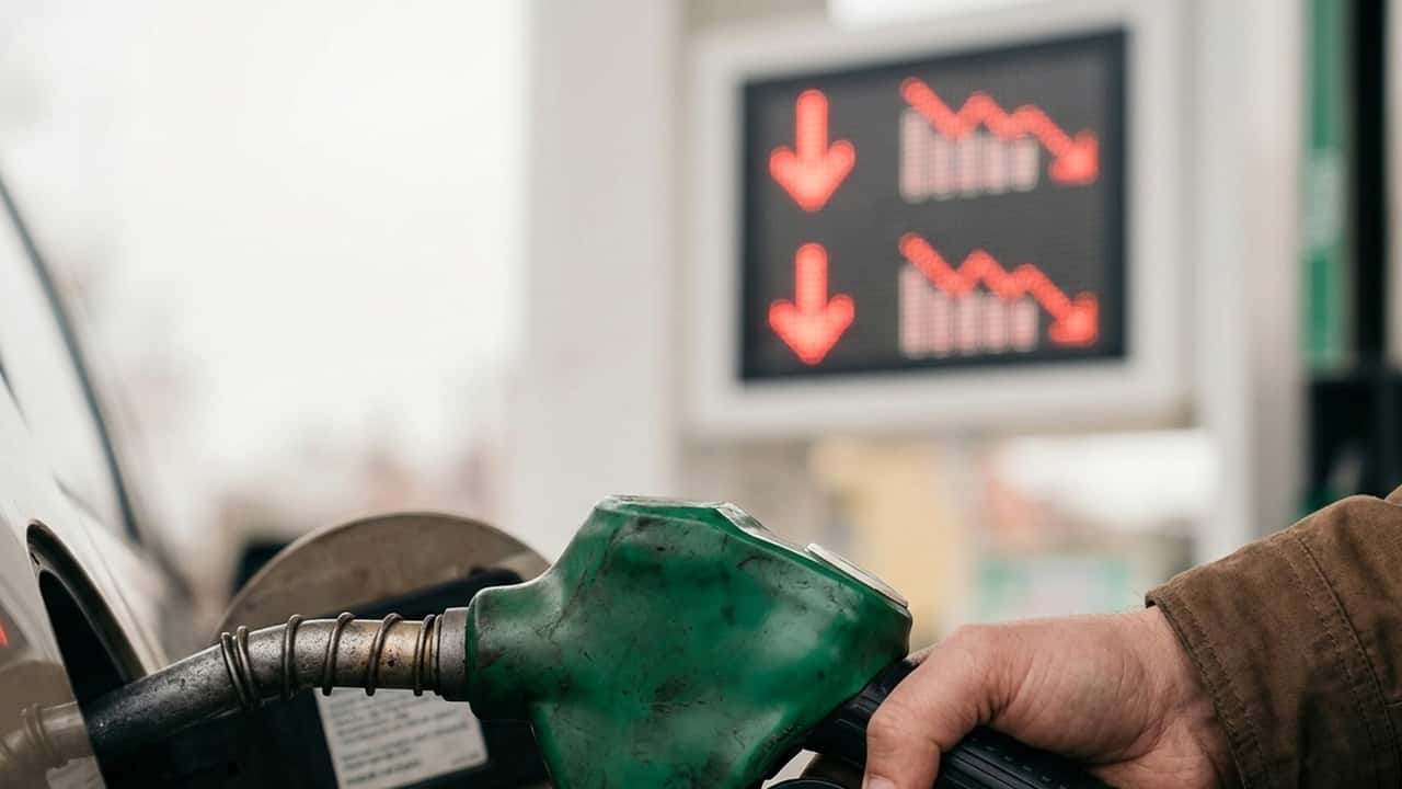 Prezzi carburanti in calo, primi ribassi dopo 40 giorni