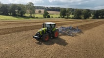 Claas Axion 8 CMATIC, motore NEF 6.7, 264-313 cv e 67 dB(A); CMATIC e MAXI CARE fino a 8 anni alzano comfort e TCO