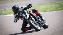 MY26_HYPERMOTARD_V2SP_STATICS_ON_LOCATION_10