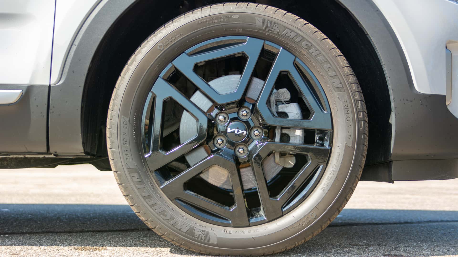 https://cdn.motor1.com/images/mgl/E6PWez/s1/2023-kia-telluride-exterior.jpg