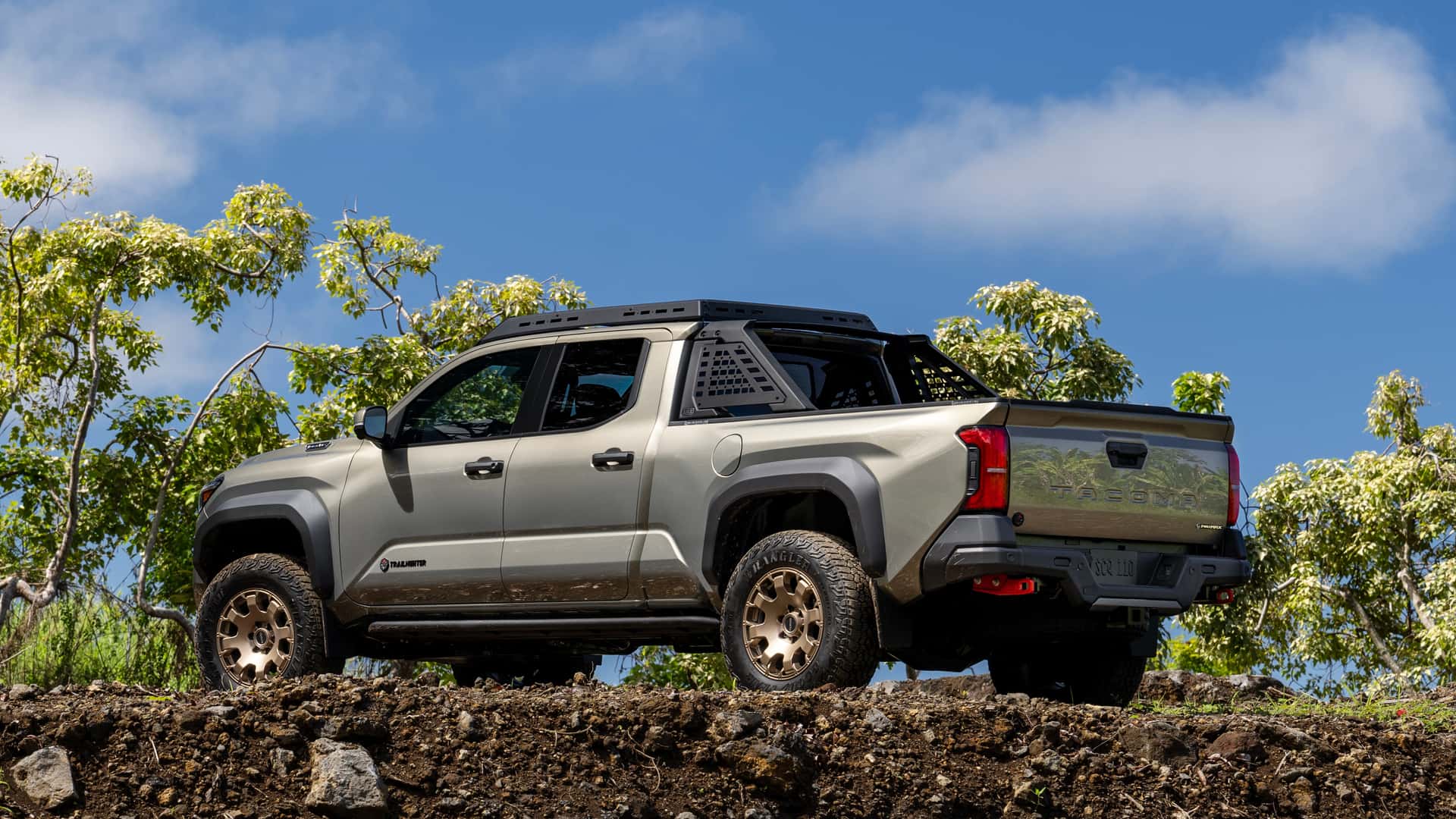 https://cdn.motor1.com/images/mgl/E6PYMw/s1/2024-toyota-tacoma-trailhunter.jpg