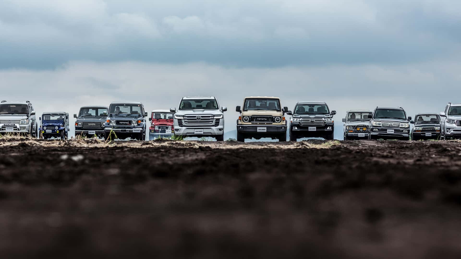 https://cdn.motor1.com/images/mgl/E6WEle/s1/2024-toyota-land-cruiser-70-series-jdm.jpg