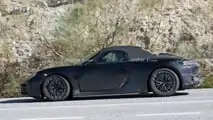 Porsche 718 Boxster elettrica, le foto spia coi fari di serie