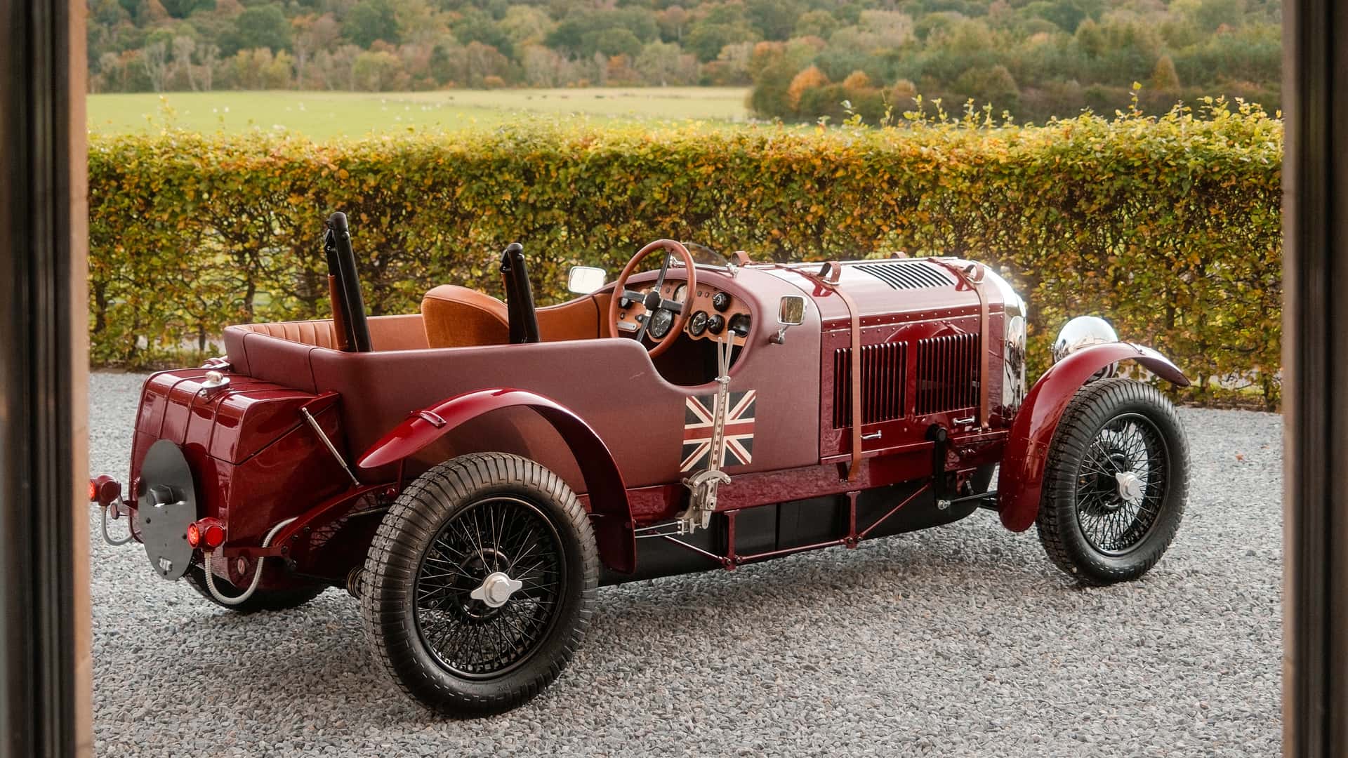 Elektrischer-Oldtimer-mit-239-Jahre-altem-russischem-Rentierleder