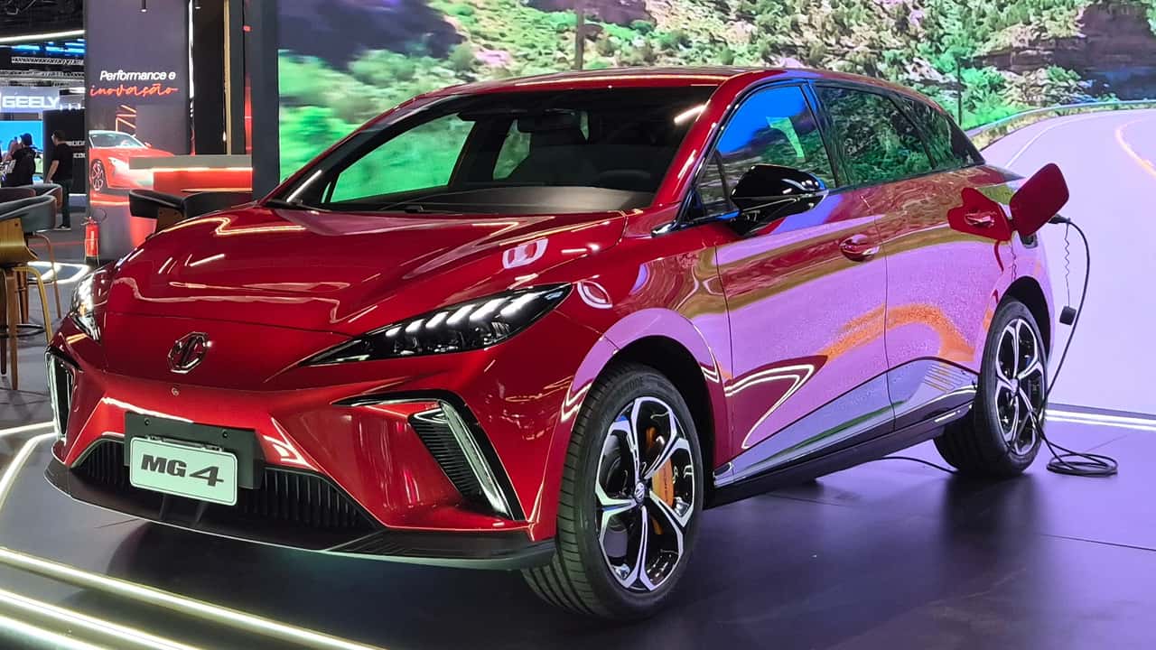 MG segura atualização do MG4 e aposta na convivência com versão Urban