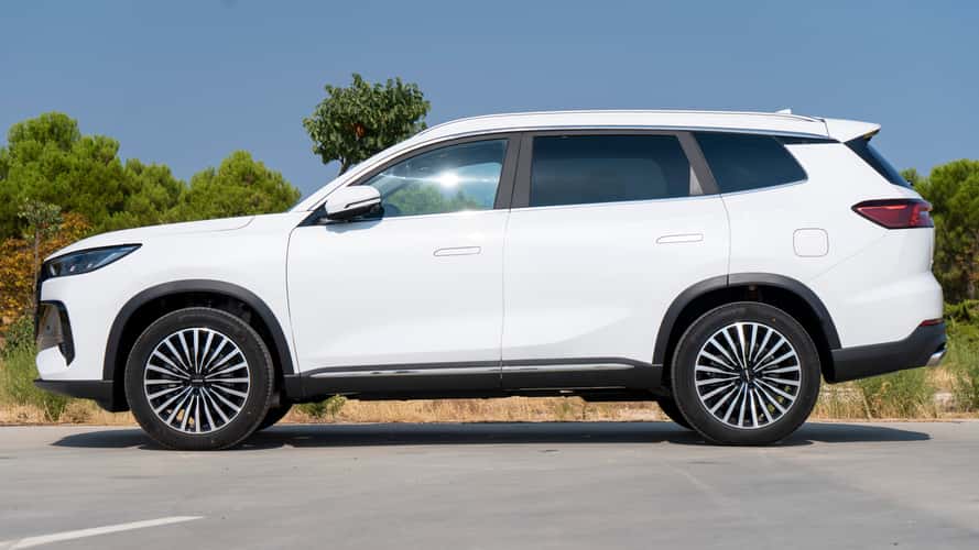 EBRO s800 con motor de gasolina: lo que nos gusta (y no) del SUV de 147 CV y 7 plazas