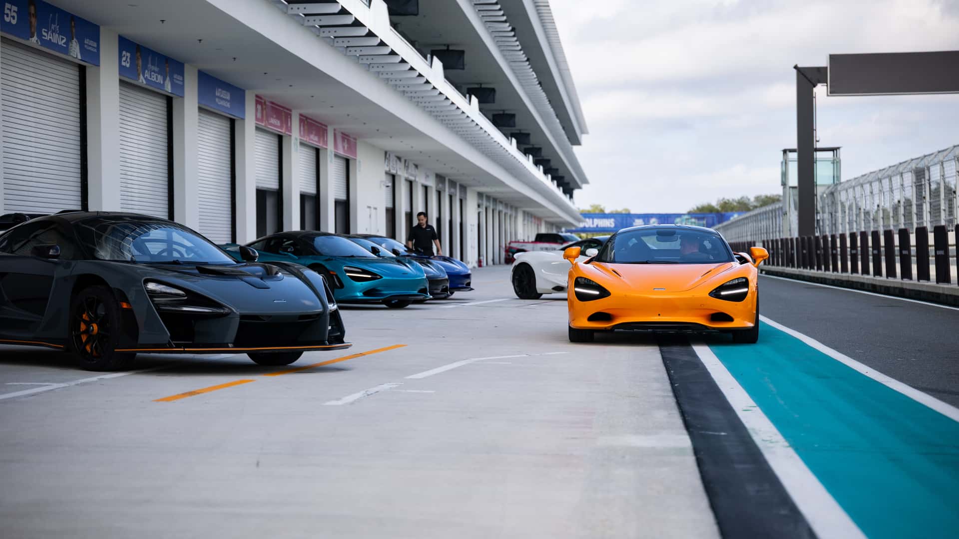 https://cdn.motor1.com/images/mgl/E6Yg23/s1/miami-international-autodrome-mclaren-750s.jpg