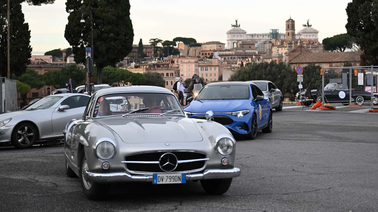 Mercedes celebra 140 anni a Roma con una parata di 60 auto