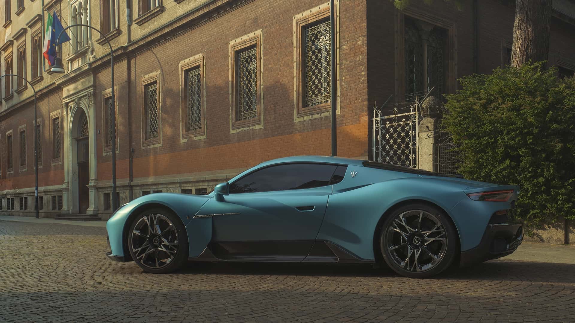 https://cdn.motor1.com/images/mgl/E6p04B/s1/maserati-mcpura---statica-in-esterno.jpg