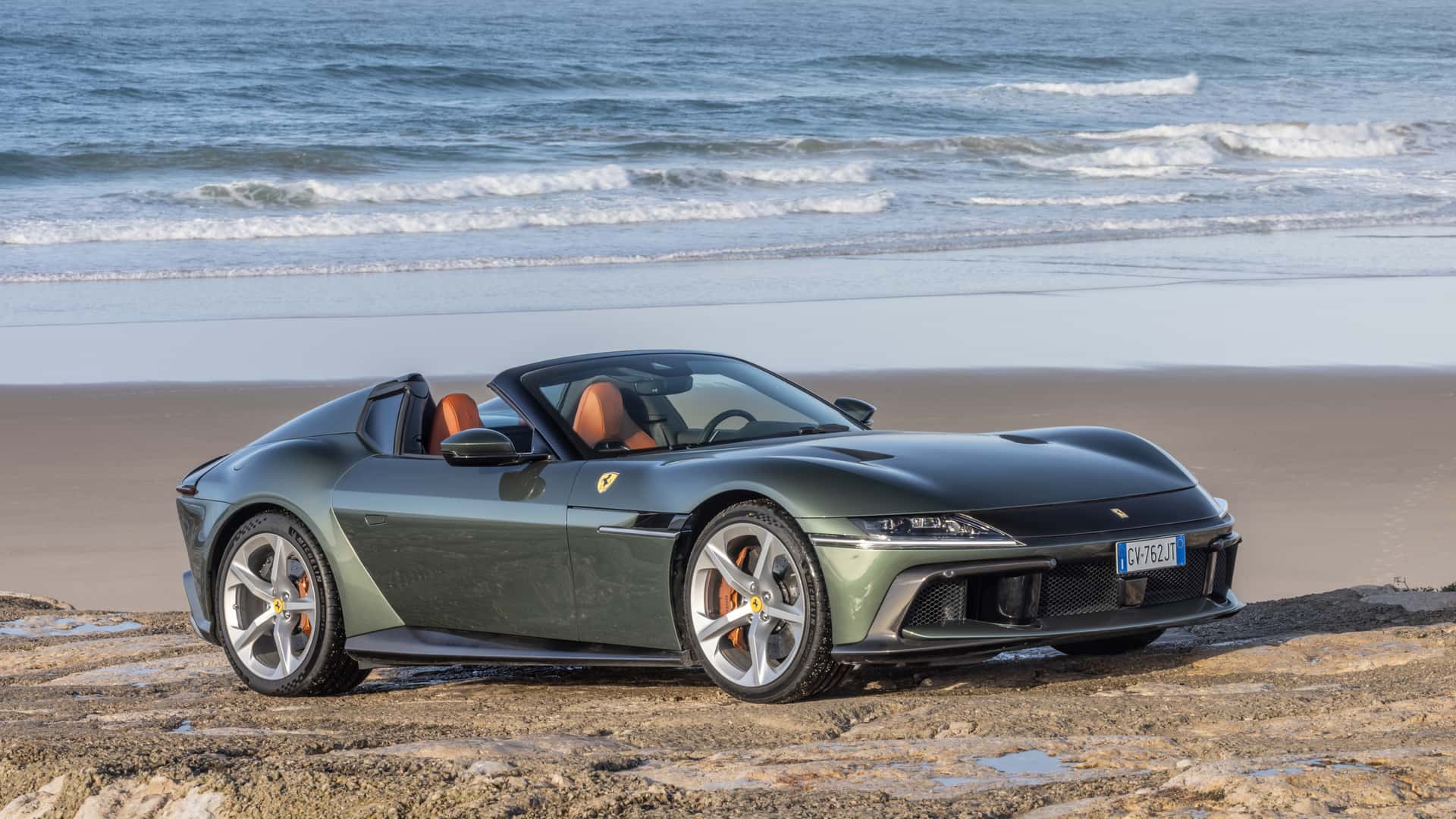 https://cdn.motor1.com/images/mgl/E6p113/s1/2025-ferrari-12cilindri-spider-first-drive-review.jpg