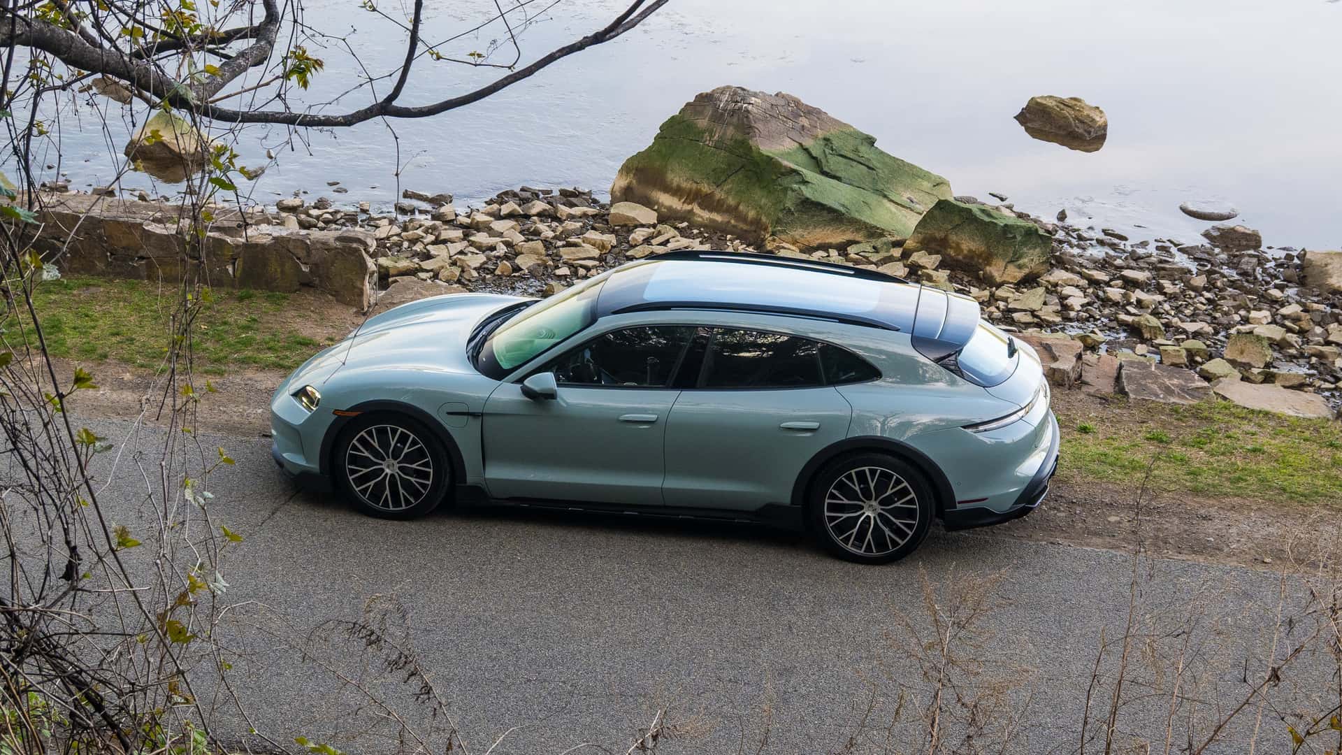 https://cdn.motor1.com/images/mgl/E6pmQq/s1/2025-porsche-taycan-4s-cross-turismo.jpg