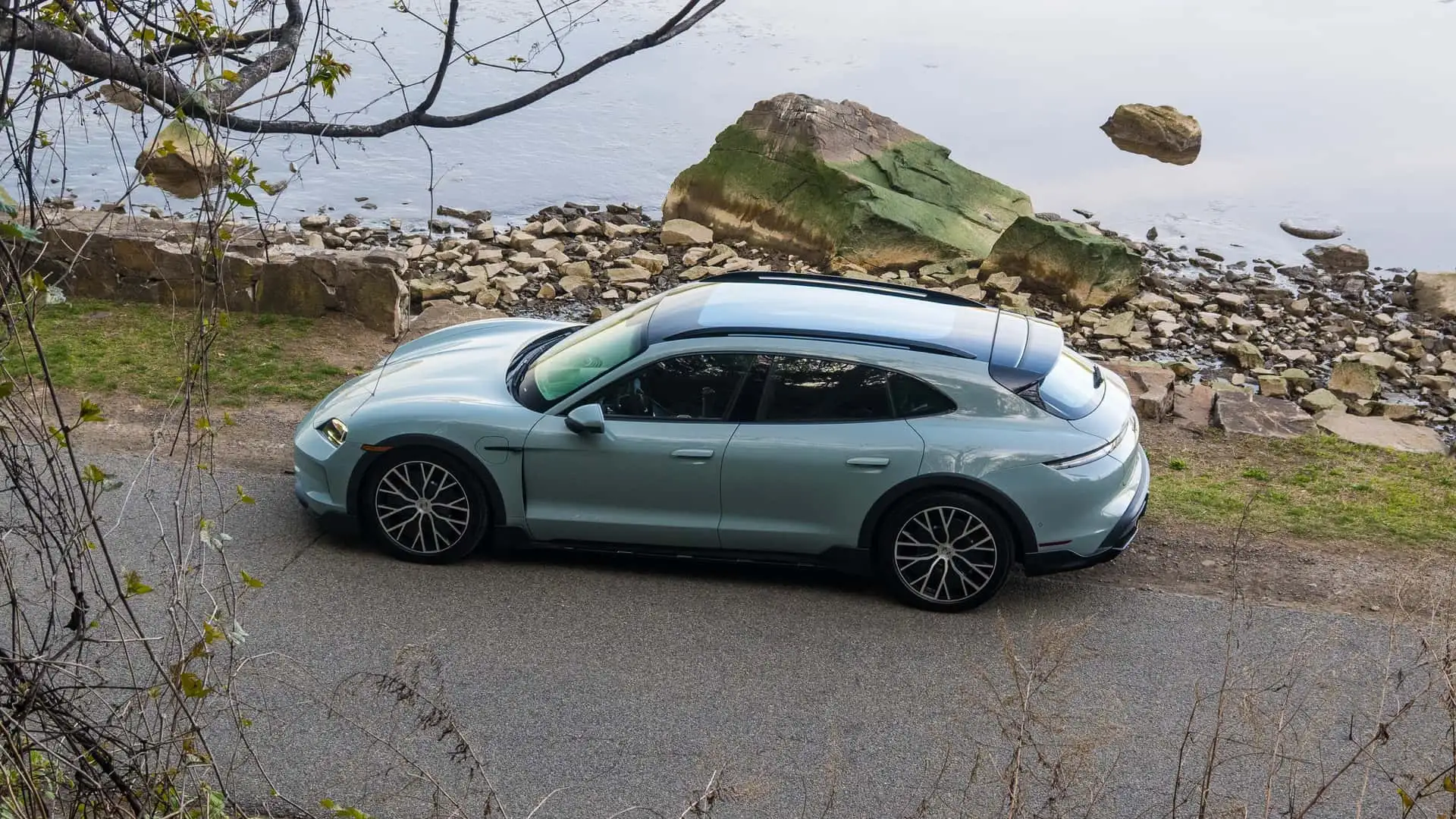 https://cdn.motor1.com/images/mgl/E6pmQq/s1/2025-porsche-taycan-4s-cross-turismo.webp