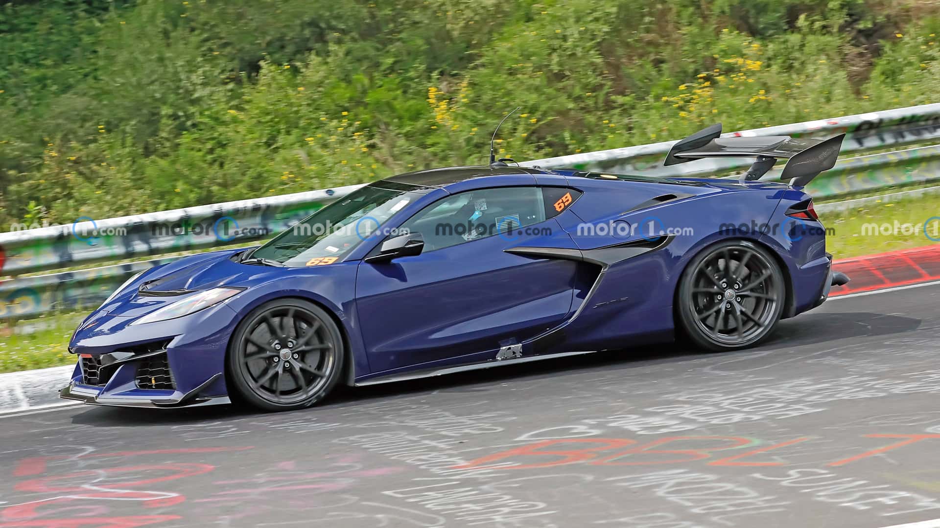 https://cdn.motor1.com/images/mgl/E6pokN/s1/2026-chevrolet-c8-corvette-zora-spy-shots-undisguised-exterior-18.jpg
