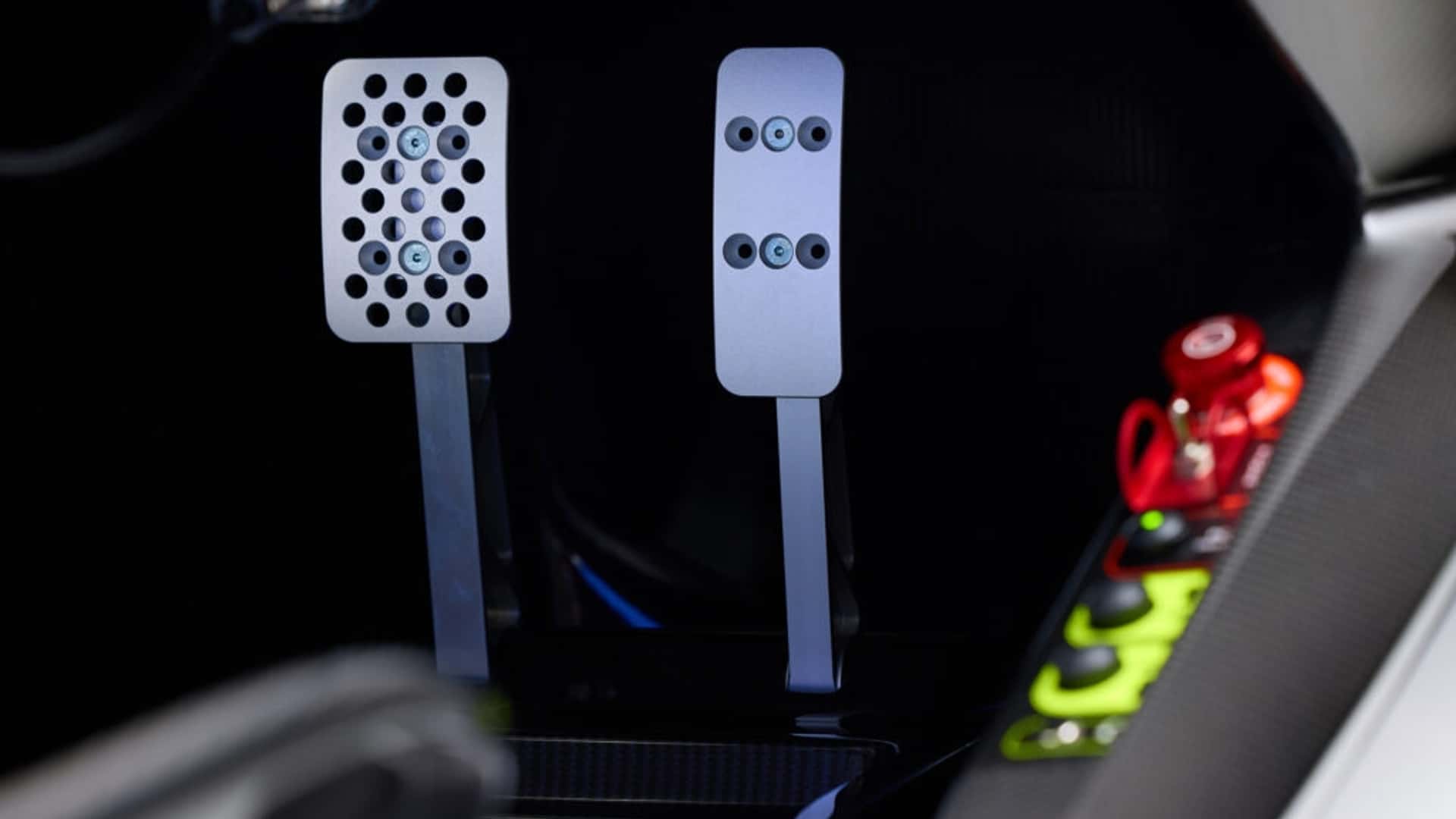 https://cdn.motor1.com/images/mgl/E6pxVq/s1/aston-martin-amr-c01-sim-racing-cockpit.jpg