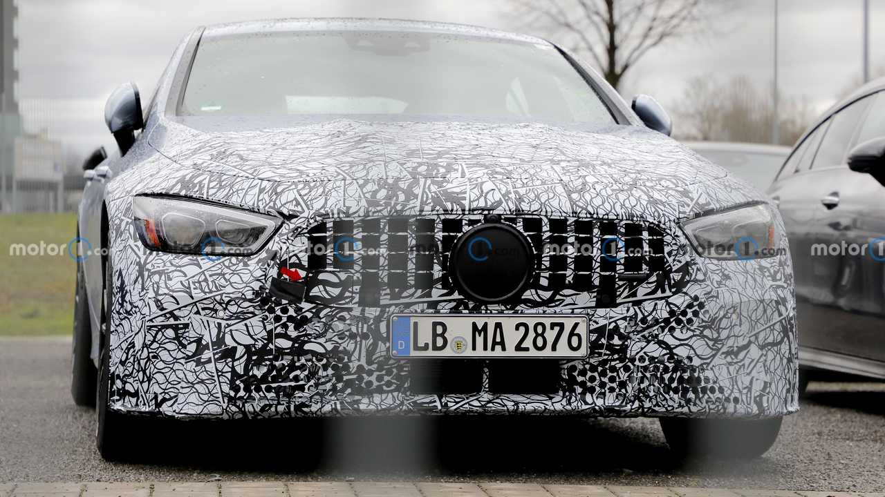 Foto spia del restyling di Mercedes-AMG GT a 4 porte